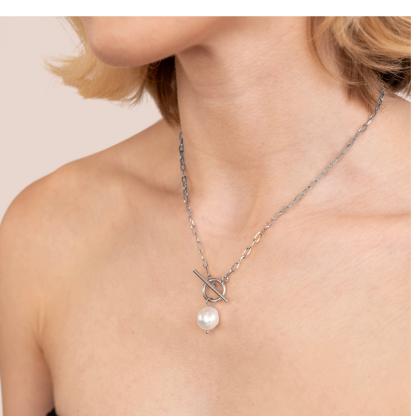 Eveline – Silver-plated necklace with pearl-decorated pendant
