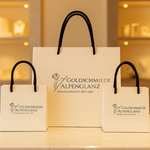 Theresa – Un anello fine in oro con opale scintillante e contorni chiari