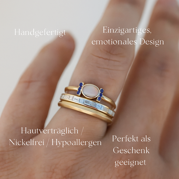 Theresa – Un anello fine in oro con opale scintillante e contorni chiari