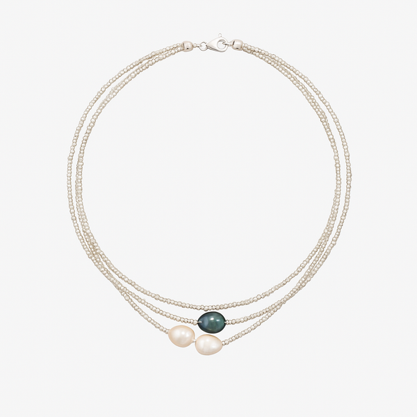 Helene – Una collana fine multiriga di perle con tonalità naturali armoniose