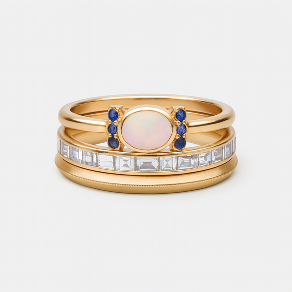 Theresa – Un anello fine in oro con opale scintillante e contorni chiari