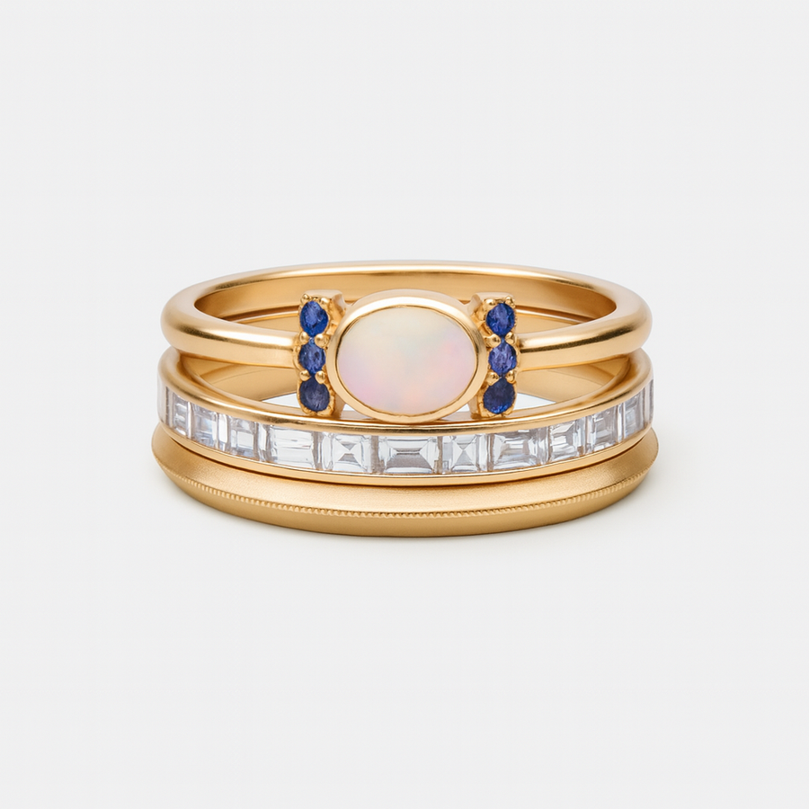 Theresa – Un anello fine in oro con opale scintillante e contorni chiari
