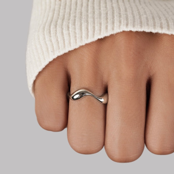 Tabea – Anello in argento con delicata curvatura