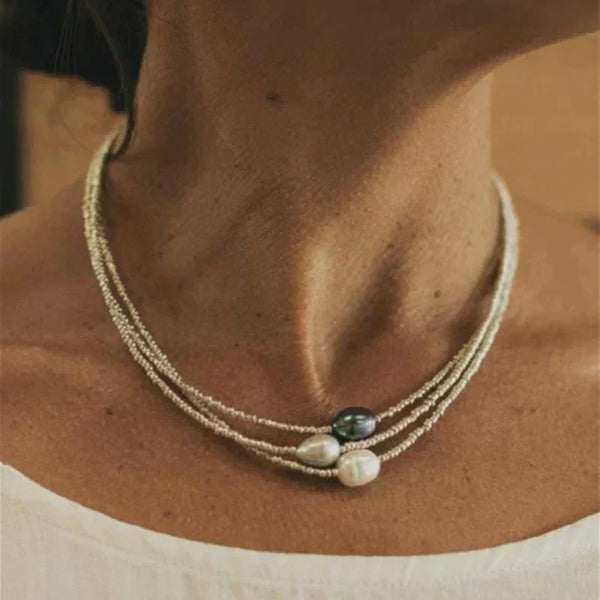 Helene – Una collana fine multiriga di perle con tonalità naturali armoniose