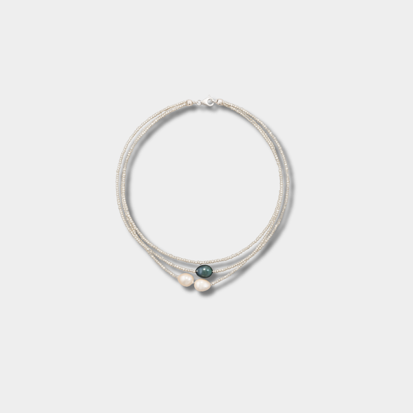 Helene – Una collana fine multiriga di perle con tonalità naturali armoniose