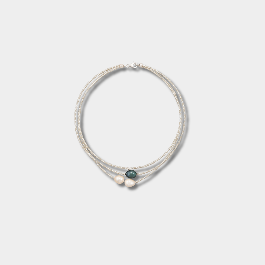 Helene – Una collana fine multiriga di perle con tonalità naturali armoniose