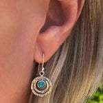 Anna-Sophie – Orecchini Boho Saturn con pietra turchese in argento e oro