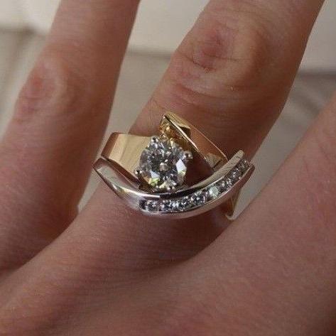 Carlotta – Anello vintage irregolare in oro e argento con zircone