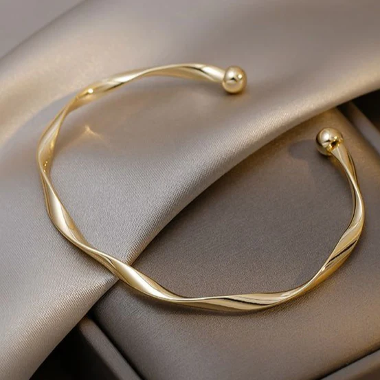 ELEGANT POLISHED GOLD BRACELET