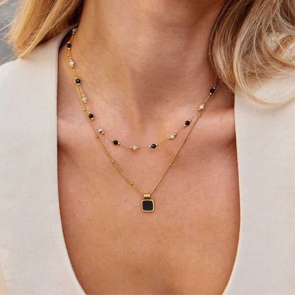 Theresa – Fine necklace with subtle black and white details