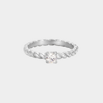 Miriam K. – Anello in argento con delicata incisione