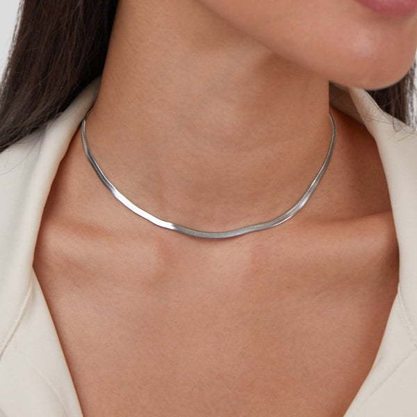 Katharina – Silver chain with delicate curve