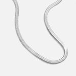 Katharina – Silver chain with delicate curve