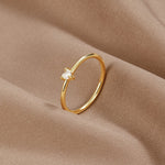 Leonie – A simple gold ring with a smooth surface