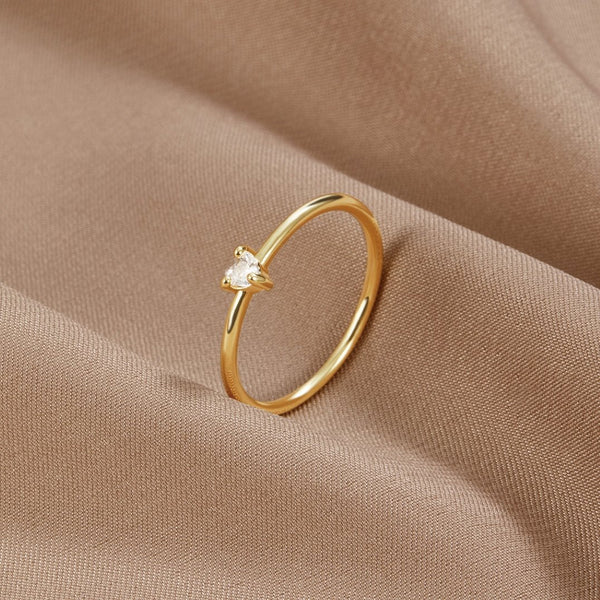 Leonie – Simple gold ring with smooth surface