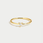 Leonie – A simple gold ring with a smooth surface