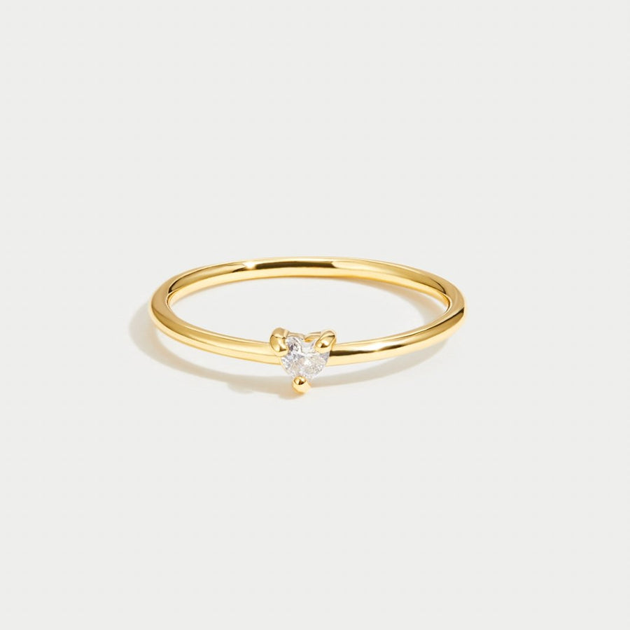 Leonie – A simple gold ring with a smooth surface