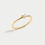 Leonie – A simple gold ring with a smooth surface