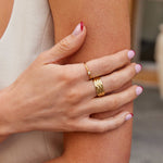 Leonie – A simple gold ring with a smooth surface