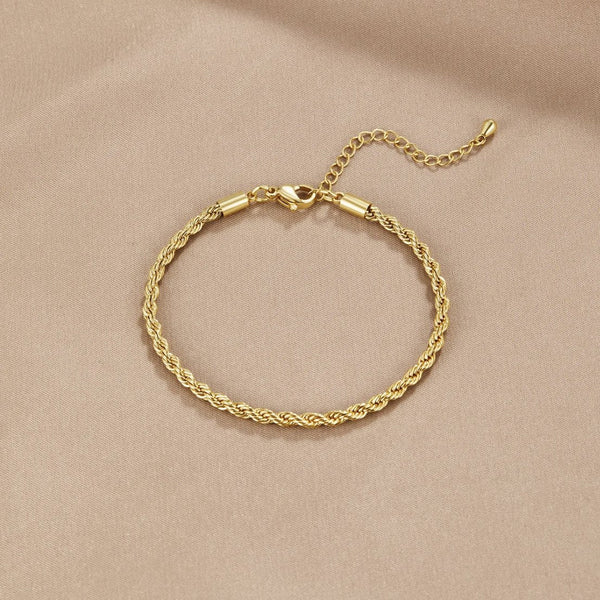 Isabella – Chic Gold Spiral Bracelet