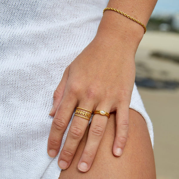 Isabella – Chic Gold Spiral Bracelet