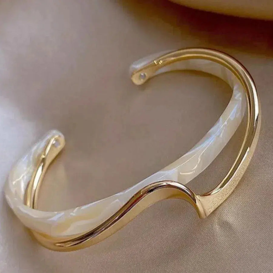 WHITE OPAL GOLD BRACELET